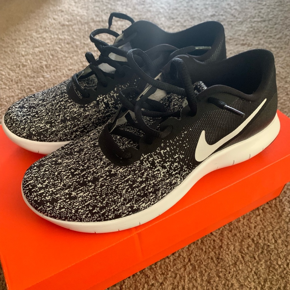 BRAND NEW NIKE Flex Contact Shoes Size 8